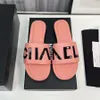 Slipare 2023 Nyheter Högkvalitativ kvinna Fashion Sandals Beach Classic Slipper Platform Lady Flat Slides Color Block Alfabet Läder Buckleh240308