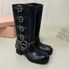 2024 Hness Boots Belt Buckled Cowhide Leather Biker Knee Boots Chunky Heel Zip Knight Boots Fashion Sque Toe Ankle for Women Luxury Designer Shoes Factory