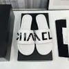 Slipare 2023 Nyheter Högkvalitativ kvinna Fashion Sandals Beach Classic Slipper Platform Lady Flat Slides Color Block Alfabet Läder Buckleh240308