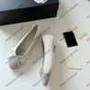 24ss Dames Balletschoen Gekleed Schoenen Klassieke Loafers Met Strik Suède Instapper Lage Hakken Slippers Outdoor Vrijetijdsschoen Ronde Tenen Roze Paars Blauw Groen Luxe Muiltjes