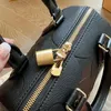 En designerväska du förtjänar att den är gjord av läder och kan användas som en axelväska på väskan för att se lyxig och snygg