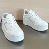 Nouveau créateur de mode femmes anti-dérapant semelle épaisse Tennis Sneaker décontracté en cuir bas haut conseil chaussures à lacets en caoutchouc grande semelle confort polyvalent femmes chaussures de tennis