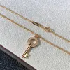 Collana con chiave della famiglia T. Donna nuova mini girasole V in oro doppia T con diamanti e catena con colletto a corona di alta edizione