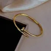 Goldarmband-Nageldesigner-Armreifen für Damen und Herren. Hochwertiges antikes Goldnagelarmband für Damen, Instagram, beliebt im Internet, einfaches, luxuriöses Nic-Logo