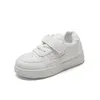 Dziecięcy małe białe buty Spring and Autumn Boys Girls Sport Casual Board skórzana top miękka podele B 240223