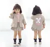 2020 Sonbahar Bebek Kız Giyim Seti 2pcs Cartoon Bunny Ceket etek Çocuk Ekose Takım Blazer Çocuk Kıyafet Takımları Kız Kıyafetleri Set2694375