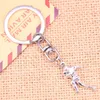 Nyckelringar 20st Fashion KeyChain 30x13mm Soccer Player Sporter Porter hängsmycken Diy Men smycken bil Key Chain Ring Holder Souvenir för gåva