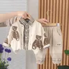 2024 Spring Little Boys Ubrania Ubrania maluch dzieci w kratę koszulka kreskówka Niedźwiedzi Krzystwo Sweter Sweter Spodnie 3PCS Dzieci swobodne stroje Z7029