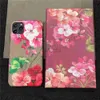 Mobiltelefon iPhone Pro Max Case Designer Case för 12 11 XR XS 8 15 Plus Luxury Leather Flower Print Mobile Bumper täcker Shell Fundas Coque Red 240304