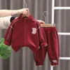 2024 весенние комплекты спортивной одежды для маленьких мальчиков с вышивкой буквами, детская куртка с длинными рукавами, свободные штаны, 2 шт., повседневная одежда для малышей Z7032