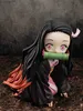 Actiespeelfiguren Actiespeelfiguren 9CM Anime Figuur Demon Kamado Nezuko Kawaii Miniatuur Knielende Pose-figuur PVC Met koffer in doos Tafelblad Geschenkspeelgoed 240308