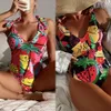 2024 Ny Multi Color Printed Chicken Heart Collar Womens Triangle Bodyback Sexig badkläder Bikini Ggitys kanaler Burburness Pxyh