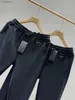 Pantaloni da uomo firmati 22ss Europe Coppia di fettucce classiche in tessuto Terry Tessuto personalizzato con cordoncino in metallo Ricamo a triangolo invertito 240308