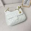 Fabriksdesign Direktbutik Ny Xiaoxiangfeng Lingge Enkel axelväska doftande mormor kedja crossbody fashionabla och mångsidiga emblem kvinnor