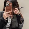 iPhone 15の美容携帯ケース14 Pro Max 13 12 11 18 17 16 XS Plus Samsung S23 S22 S21 S20 S24 S25 S26 ULTRA LUXURY LEATHER CROSS BODY LEATHER PURSE WITH LOGO BOX JS