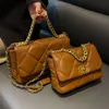 Store Handbag Clearance Sale Womens 2024 New Fashionable Lingge Chain Crossbody Bag with Western Style and One Shoulder Small Square