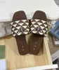 Włochy projektantki Slipper Women Flat Milan Brand Designer Trójkąt haft sandały slajdy buty luksusowe marki buty kobietę Letnie wysokiej jakości designerskie buty