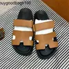 Terlik Bayan Sandalet Oran Paris Chypre Designer Beach Klasik Düz Lüks Yaz Lady Deri Flip Flops Üst kaliteli erkekler Wome Mo8m Logo MH2K L2W5