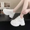 Zapatillas gruesas blancas para mujer, zapatos deportivos con plataforma de tacón oculto de otoño para mujer, zapatos informales de malla transpirable con cordones de 8CM 240228