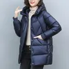 Trenchs de femmes 2024 Veste en coton brillant Down Section mi-longueur Hiver Bleu Parker Chaud Mère d'âge moyen Manteau de loisirs urbains