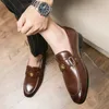 Klassiska dagliga män loafers pu solid guld spänne dekoration låg häl professionell affärsformella män skor