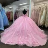 2024 rosa sexiga quinceanera klänningar älskling spetsar applikationer kristallpärlor handgjorda blommor spaghettirem söta 16 klänning vestidos de 15 prom party klänningar 0513