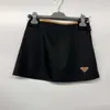 Y2K Diseñador Falda larga para mujer Triángulo Falda corta de nailon negro para mujer Nueva cintura alta Adelgazamiento Medio cuerpo Falda acampanada Puff Chaqueta para mujer Abrigo clásicoBLM1