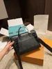 24SS Mäns lyxdesigner Steamer Portable Shoulder Bag Herrväska axelväska crossbody väska messenger väska plånbok lågmässig introvert stilig avancerad 25 cm