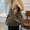 Casual Women Shoulder Bags Leopard Canvas Hobo Bag Kvinnlig stor kapacitet Messenger Väskor Soft Crossbody Handväska för kvinnor 240306