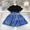 豪華な女の子のトラックスーツチャイルドオーバースカートベビー服サマーTシャツセットサイズ100-160 cmナイトパターンキッズTシャツとプリーツスカート24マリア