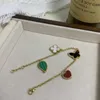 Pulsera en V Versión coreana Nicho Mariposa Corazón Flor de cuatro hojas Borla Pulsera de acero de titanio Nueva pulsera de estilo Instagram de moda Pulsera personalizada