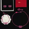 Märke halsband v Letter Pendant Halsband Rose Red Full Diamond Necklace