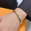 Faux läderdesigner armband brev armband män kvinnor kristallmärke armband smycken 18k guld rostfritt stål armband manschett älskare gåvor