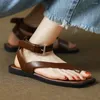 Sandaler Danxuefei Kvinnors sommar 2024 Äkta läder smala band Ankle Strap Flats mjuka bekväma comanskor kvinnor