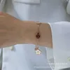 Bracciale a V Bracciale con erba a quattro foglie Bracciale a cinque fiori con coccinella a sette stelle di alta edizione Bracciale femminile in oro 18 carati Doppia faccia Conservazione del colore Fritillaria bianca naturale