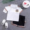 Set di abbigliamento per bambini firmati 2 pezzi Tute per bambini Estate Solid Pantaloncini per bambini T-shirt Set Vestiti per bambini per bambini Abiti per ragazze