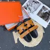 Scivoli casual di lusso di design Sandali piatti comodi da spiaggia Pantofole in pelle di vitello scamosciata naturale Marrone Nero Adatto per le vacanze Uomo Donna