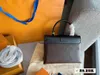 Ladies Handbag Brand Designer Fashion Wrist Bag med stort guldspänne 20 * 16 cm storlek lämplig för att delta på middagar