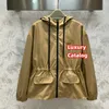 سترة Women Windbreaker لفصل الشتاء مع رسائل كبيرة الحجم مع قبعة جاهزة للورك