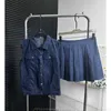 Designer M23 printemps été nouveau Style mignon Patch brodé Denim gilet + jupe plissée ensemble de réduction de l'âge AAQT
