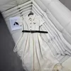 Designer 24 Ano SpringSummer Nova Carta Bordado + Cinto Elegante Commuting Vestido de Manga Curta IC9T