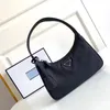 إعادة Edition 2000 2005 Nylon Small Handbag Designer Bag Bag Triangle Luxurys Houtter Counter Luttararm Safino Bag Bag Bag Bag Bag Bag Tote Pochette Mens Crossbody Clutch Bags