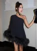 Kvinnor Elegant One-Shulder Feather Dress Lady Sexig Skew Neck Black Bodycon Dresses Female Nightclub Party Evening Vestidos 240228