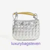 Luksusowe projektanty torby na buty Bottgs's Vents Sardine Internet Store 2024 Spring Nowa srebrna torba miękka skórzana mała metalowa uchwyt pół księżyca jeden z prawdziwym logo