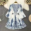 Robe Marque de luxe Printemps été blanc et bleu assorti design en porcelaine bleu et blanc sens de la robe dame douce style rétro chinois col en V va avec tout