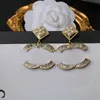Nyaste lyxdesigner Brand Letter Stud örhänge för charm kvinnliga bokstäver studs retro pärlörhängen bröllop fest juveler hög kvalitet 20stil