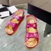 Sandálias femininas clássicas Sapatos de praia ao ar livre Saltos de couro real saltos de lazer Hardware de textura acolchoado Matelasse com forma de estrela slide senhoras pretas mulas