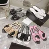 Nyaste kvinnliga tofflor Sandaler Beige Black Pink Camellia Flower Flats Paris Slyckande C quiltade designerskor Slide Mules Summer Pool Beach Thong Flops