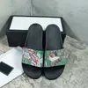 Med låddesigner Geranium Sandaler för män Kvinnor Tiger Snake Bee Slippers F Casual Sandals Designers Pool Slippers Luxury Flower Red Green Webslide Sandaler