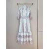 Summer Floral imprimé long plissé Long Robe Femme Nouveau 2024 Coupe de la mode avec ceinture et épissage de taille midi de taille midi